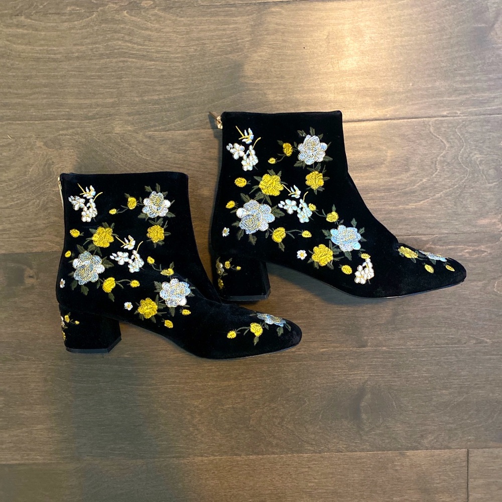 TOPSHOP black velvet shoes with yellow and white floral details. size 40(U.S 9)